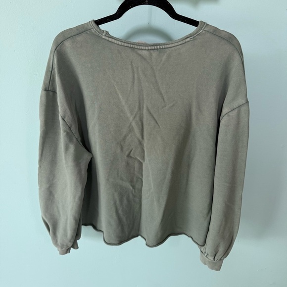Universal Thread Womens Olive Crew Neck Sweatshirt Size Small Raw Hem - Picture 6 of 8